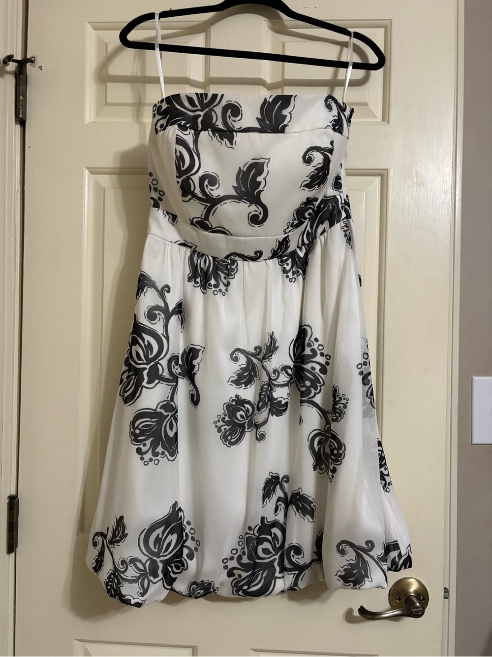 EUC cocktail style dress, White House Black Market, size 12. Balloon bottom.